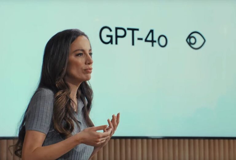 Mira Murati prezentująca temat "GPT-4o" na tle ekranu.