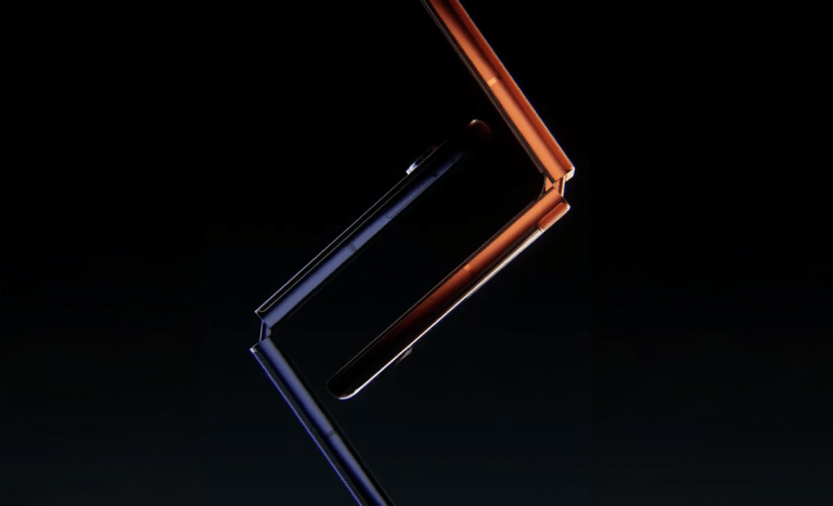 Dwa zgięte nowoczesne smartfony na czarnym tle, tworzące kształt litery "Z".