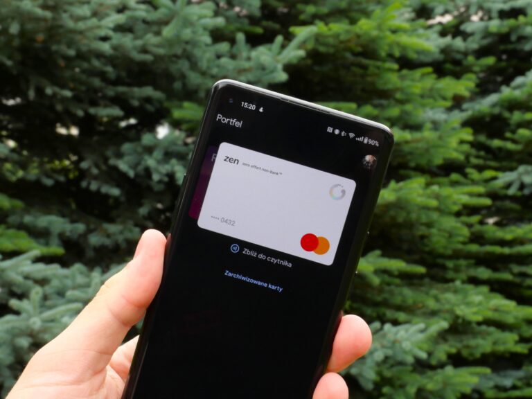 Telefon komórkowy ukazujący wirtualną kartę płatniczą w aplikacji Portfel Google