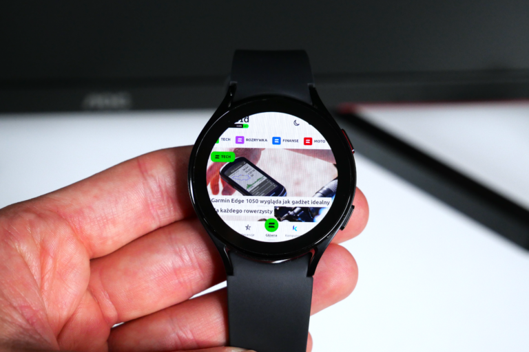Smartwatch Samsung Galaxy Watch 5 z włączoną przeglądarką trzymany w ręku