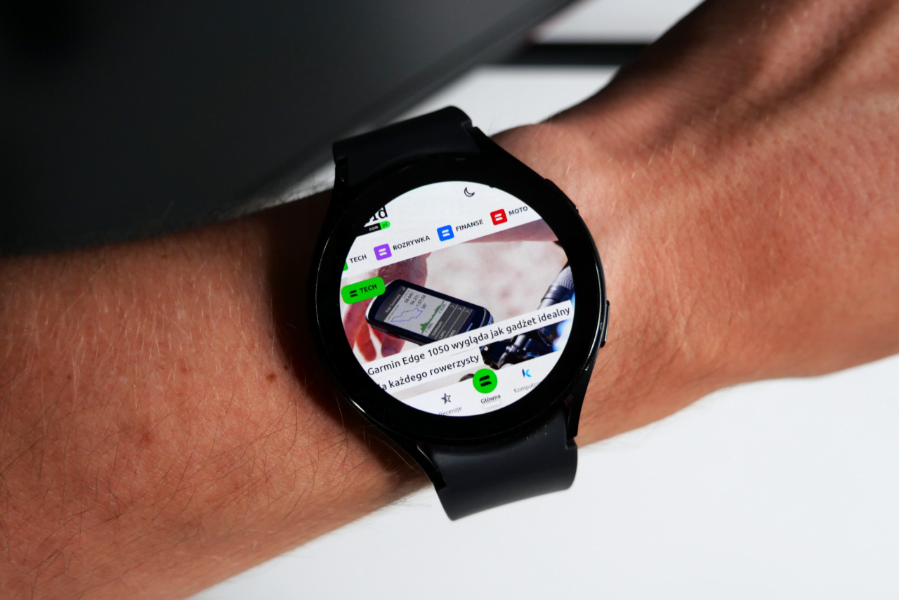 Smartwatch Samsung Galaxy Watch 5 z włączoną przeglądarką założony na ręku