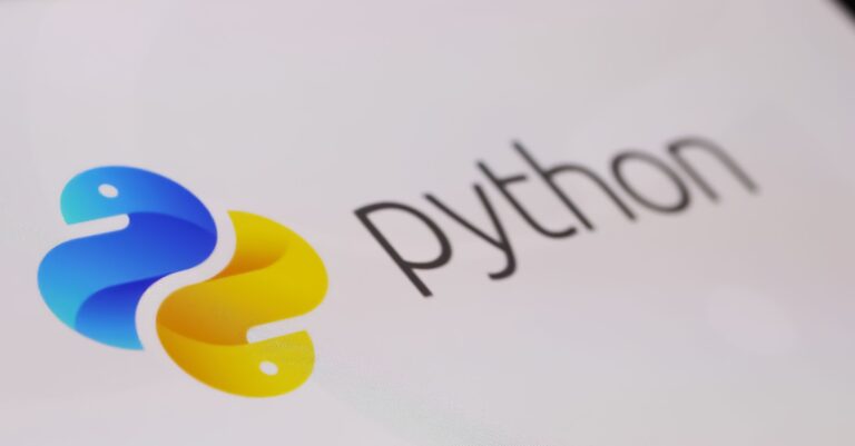 Logo języka programowania Python składające się z dwóch splecionych węży w kolorach niebieskim i żółtym obok napisu "python" na białym tle.