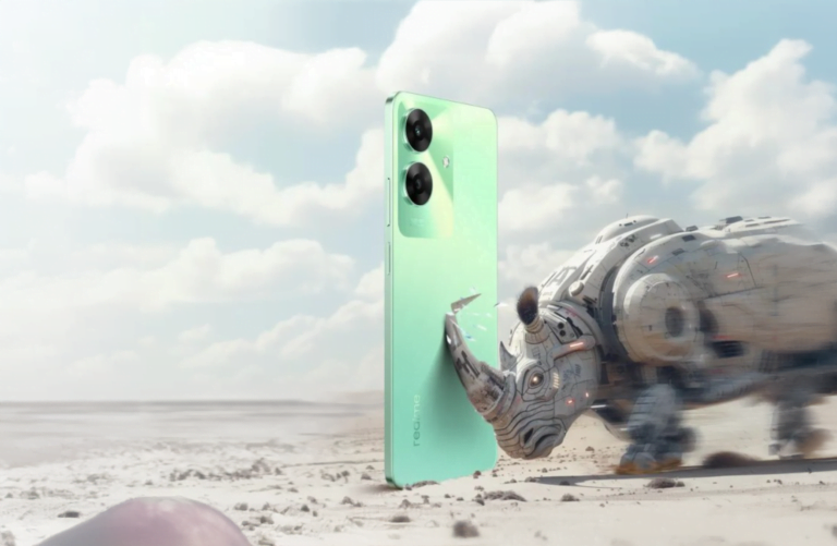 Zielony telefon realme na pustyni, atakowany przez futurystycznego, mechanicznego nosorożca.