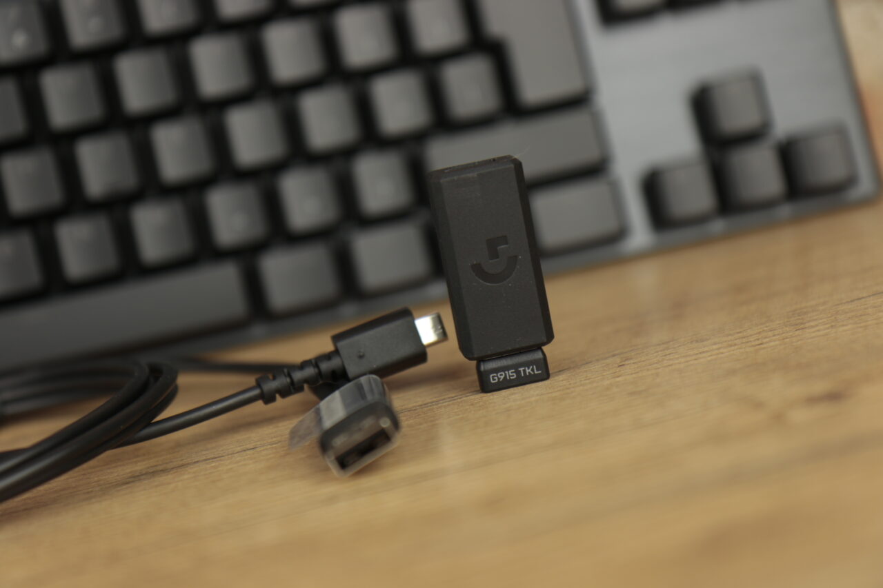 Recenzja Logitech G915 TKL – klawiatura z adapterem USB na biurku.