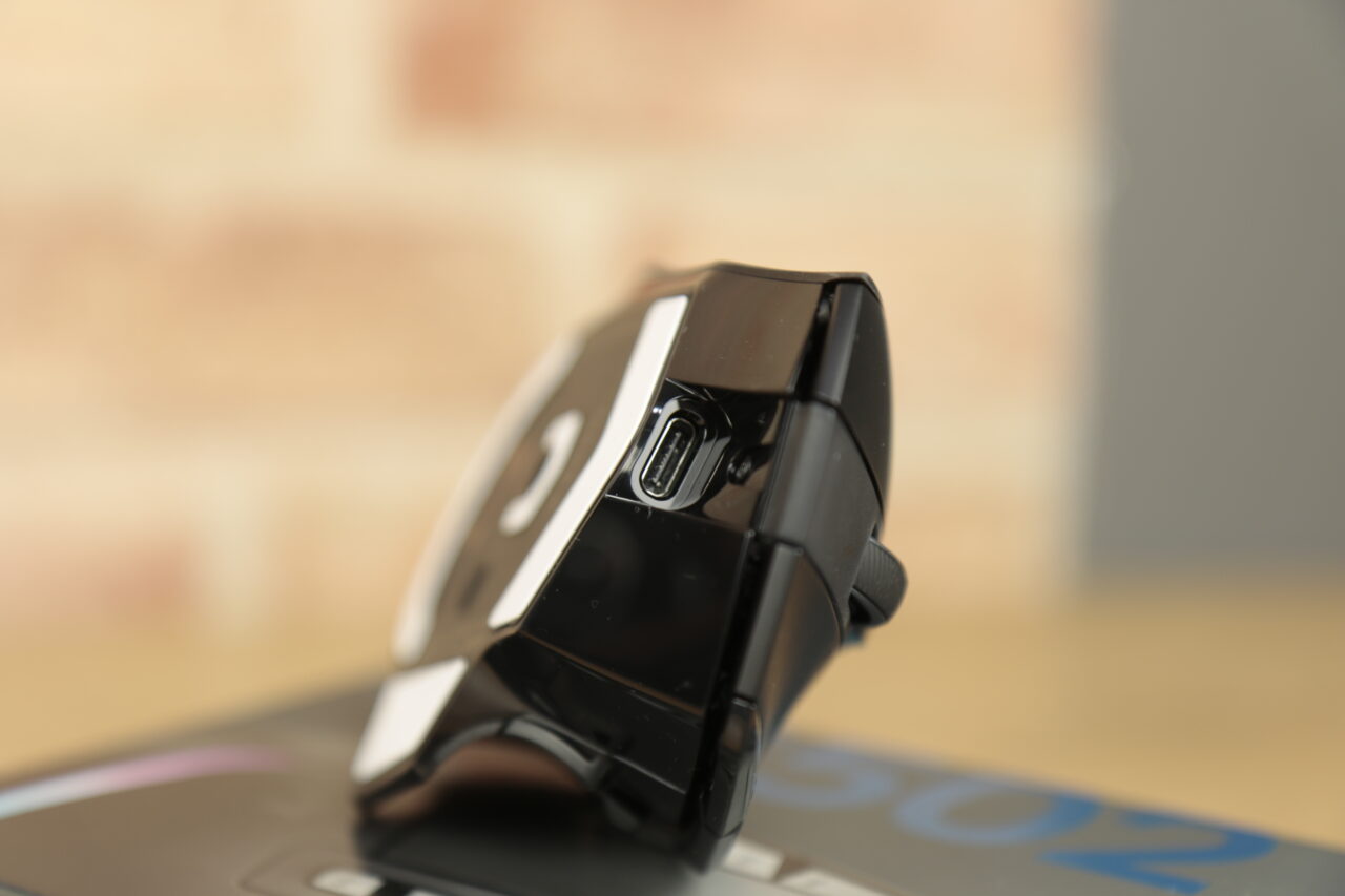 Recenzja Logitech G502 X Plus - zbliżenie na port USB-C na myszce gamingowej.