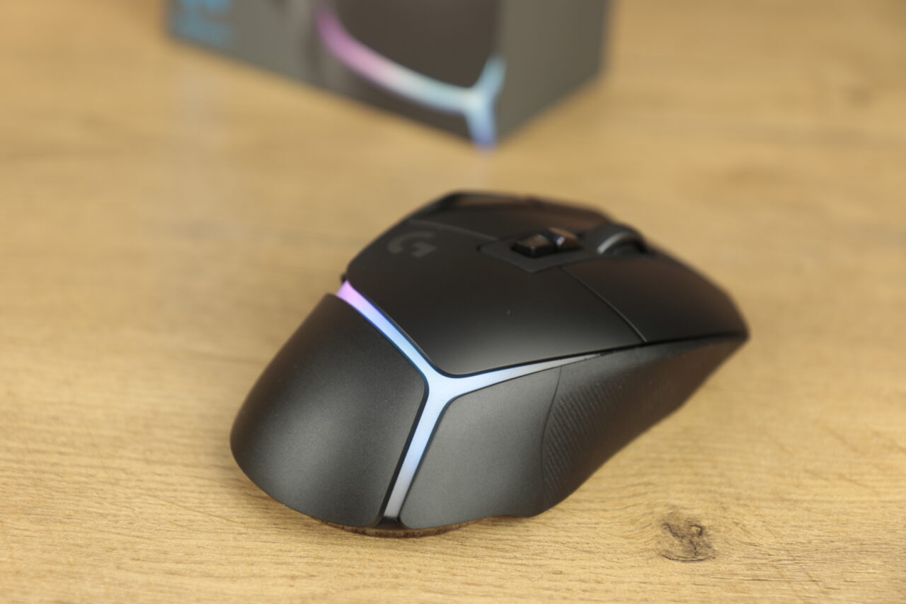 recenzja Logitech G502 X Plus - bezprzewodowa mysz gamingowa na drewnianym stole