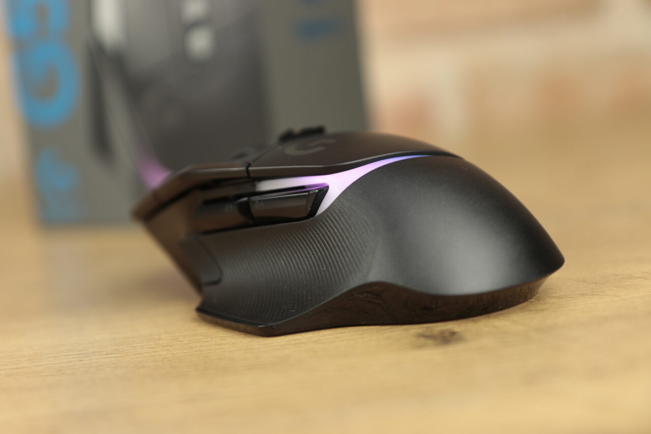 Mysz gamingowa Logitech G502 X Plus na drewnianym biurku z pudełkiem w tle - recenzja Logitech G502 X Plus.