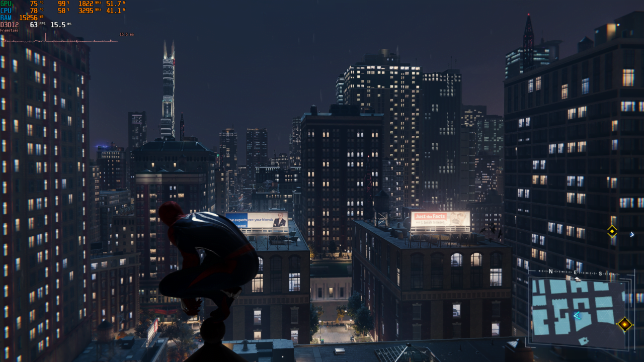 Nocne miasto z wieżowcami, postać w stroju Spider-Mana siedzi na dachu budynku, widoczna jest minimapa w prawym dolnym rogu.