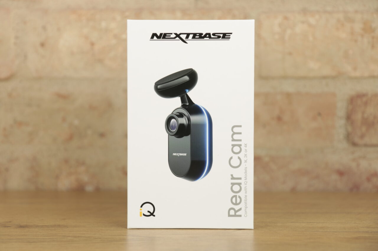 Opakowanie kamery samochodowej Nextbase iQ Rear Cam na tle ceglanej ściany - recenzja Nextbase iQ.
