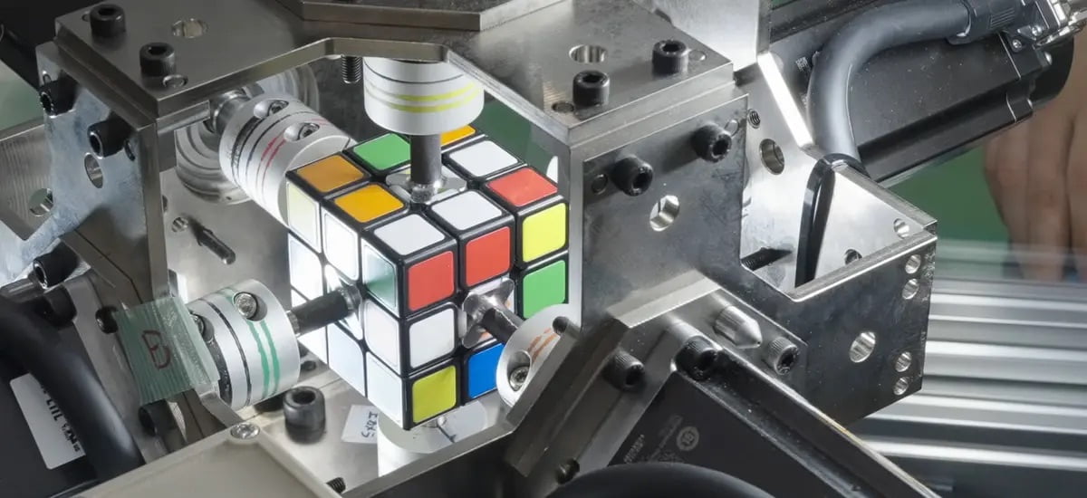 Kostka Rubika manipulowana przez robota.