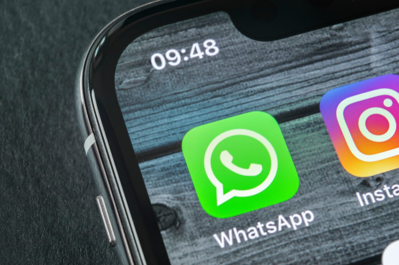 Ikony aplikacji WhatsApp i Instagram na ekranie telefonu.