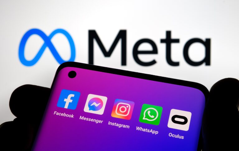 Logo Meta i ekran smartfona z ikonami aplikacji Facebook, Messenger, Instagram, WhatsApp i Oculus.