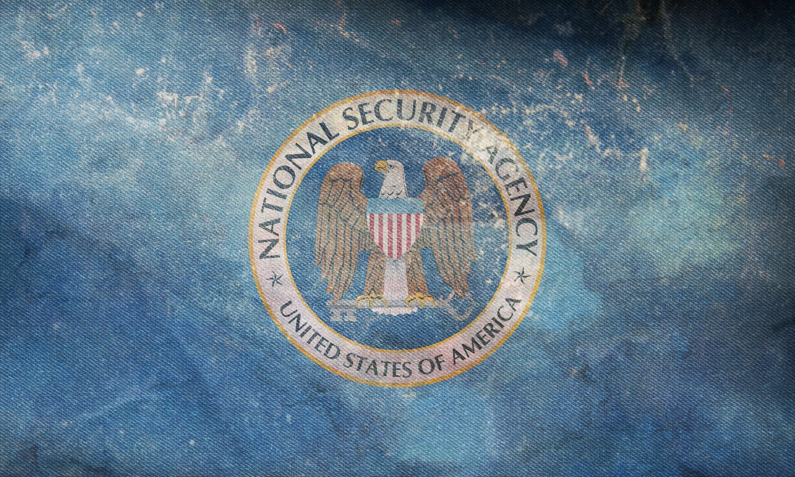 Logo National Security Agency (NSA) na niebieskim tle.