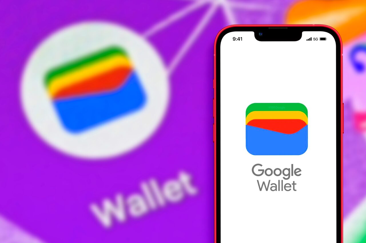 Logo Portfel Google na ekranie telefonu na tle rozmytego tła z napisem "Wallet".