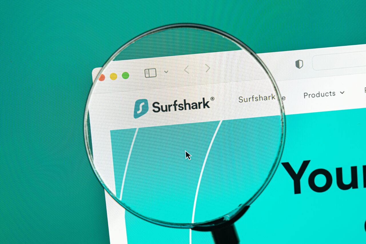 Strona internetowa Surfshark powiększona przez lupę.