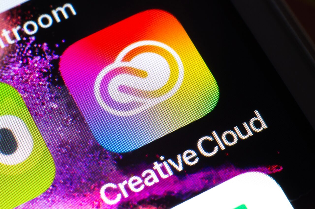Ikona aplikacji Creative Cloud na ekranie smartfona.