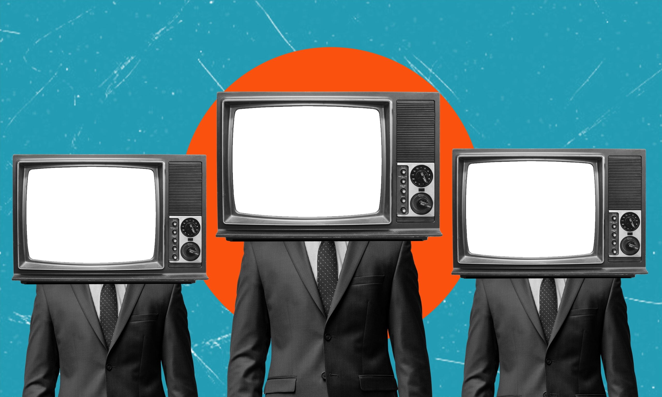 Trzy postacie w garniturach z głowami w kształcie telewizorów na tle niebieskiego i pomarańczowego koła.