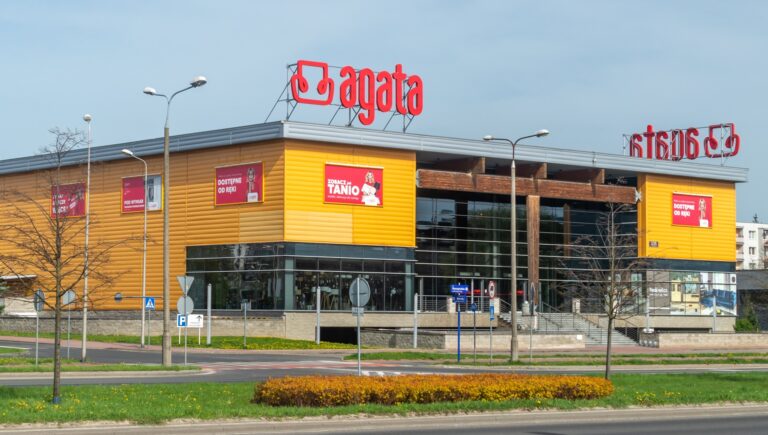 Budynek sklepu Agata z dużym czerwonym logo na ścianie.