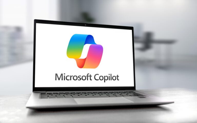Laptop z logo Microsoft Copilot na ekranie.