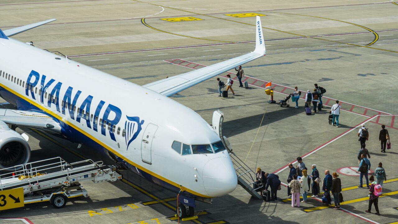 Samolot Ryanair na lotnisku, pasażerowie wsiadający na pokład.
