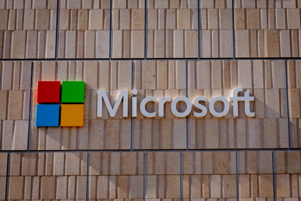Logo Microsoft na tle ściany z cegieł.