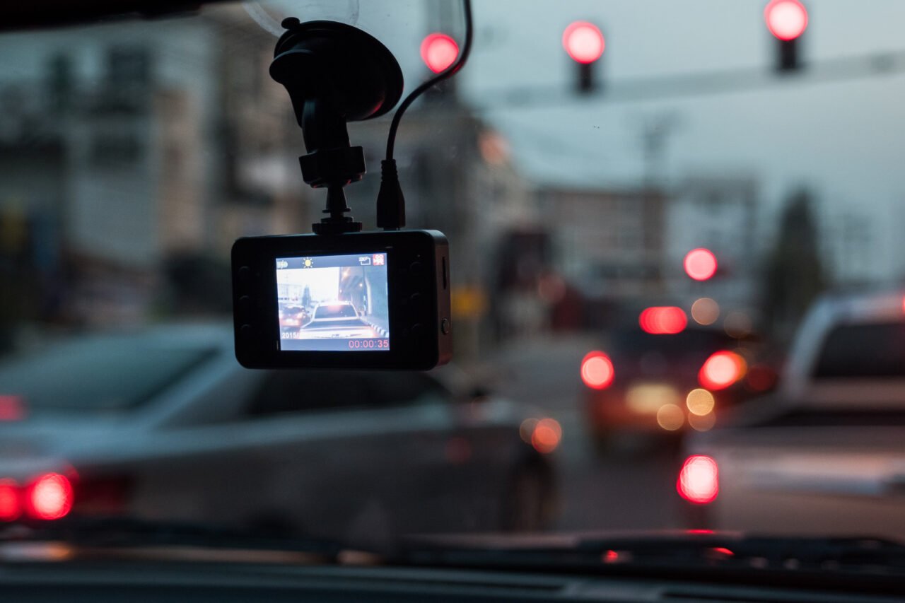 Nagranie z kamery samochodowej Kamera samochodowa zarejestrująca obraz ruchu ulicznego na czerwonym świetle.