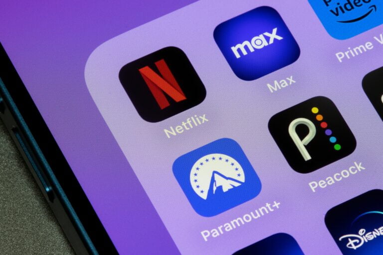 Ikony aplikacji Netflix, Max, Paramount+ i Peacock na ekranie smartfona.