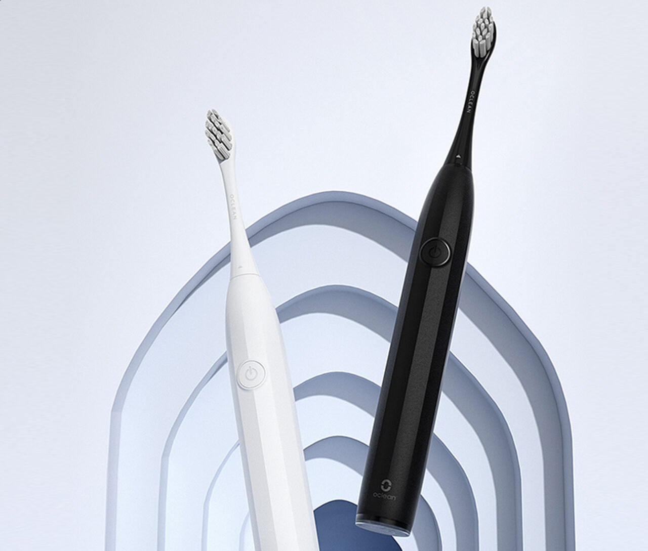 Czarna i biała elektryczna szczoteczka soniczna do zębów na łukowatym tle.
