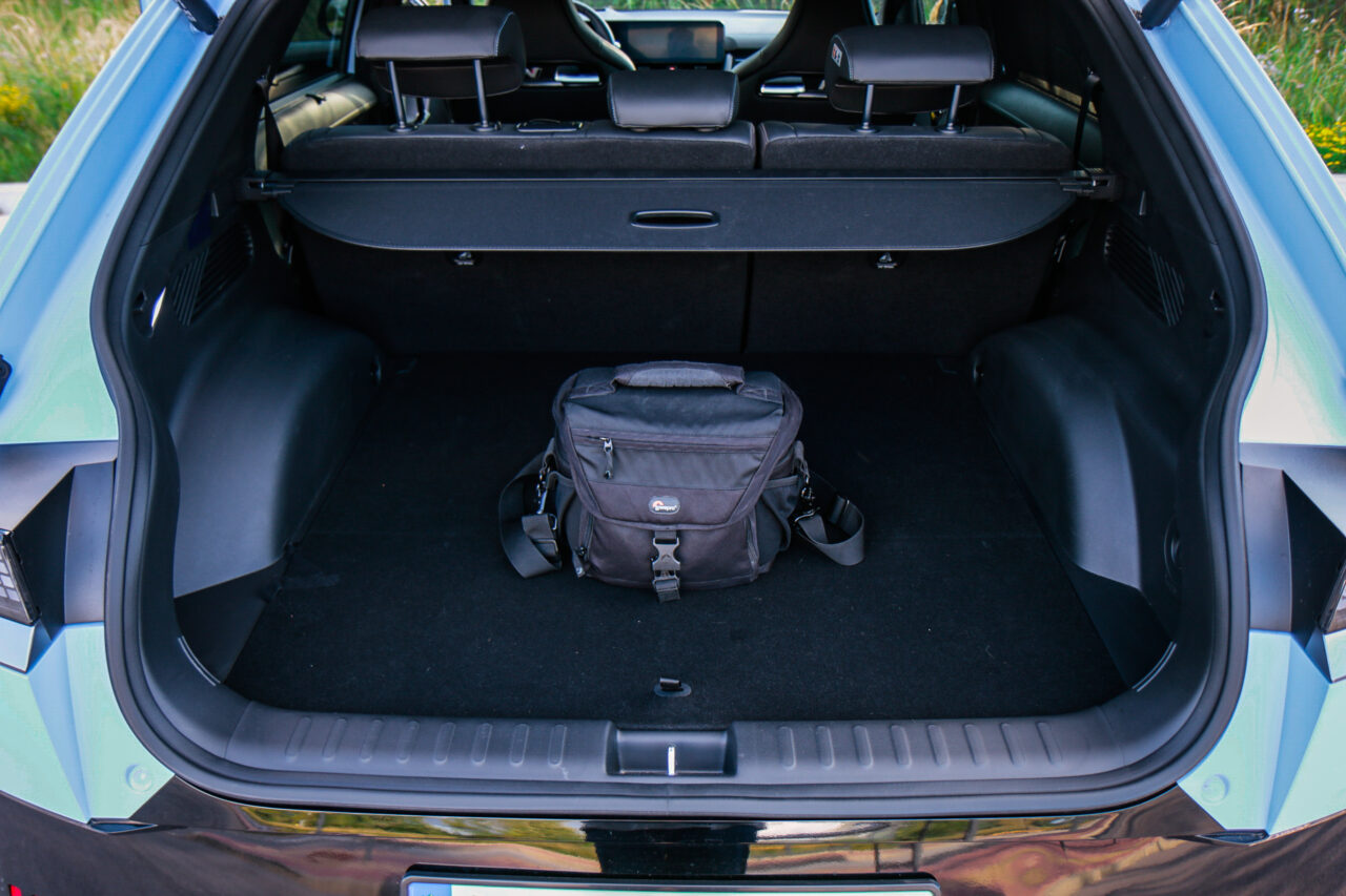 Bagażnik samochodu test Hyundai Ioniq 5 N z torbą na podłodze.