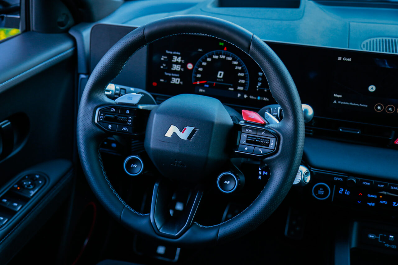 Wnętrze samochodu elektrycznego, kierownica z logiem N i wyświetlacze w Hyundai Ioniq 5 N, test Hyundai Ioniq 5 N.