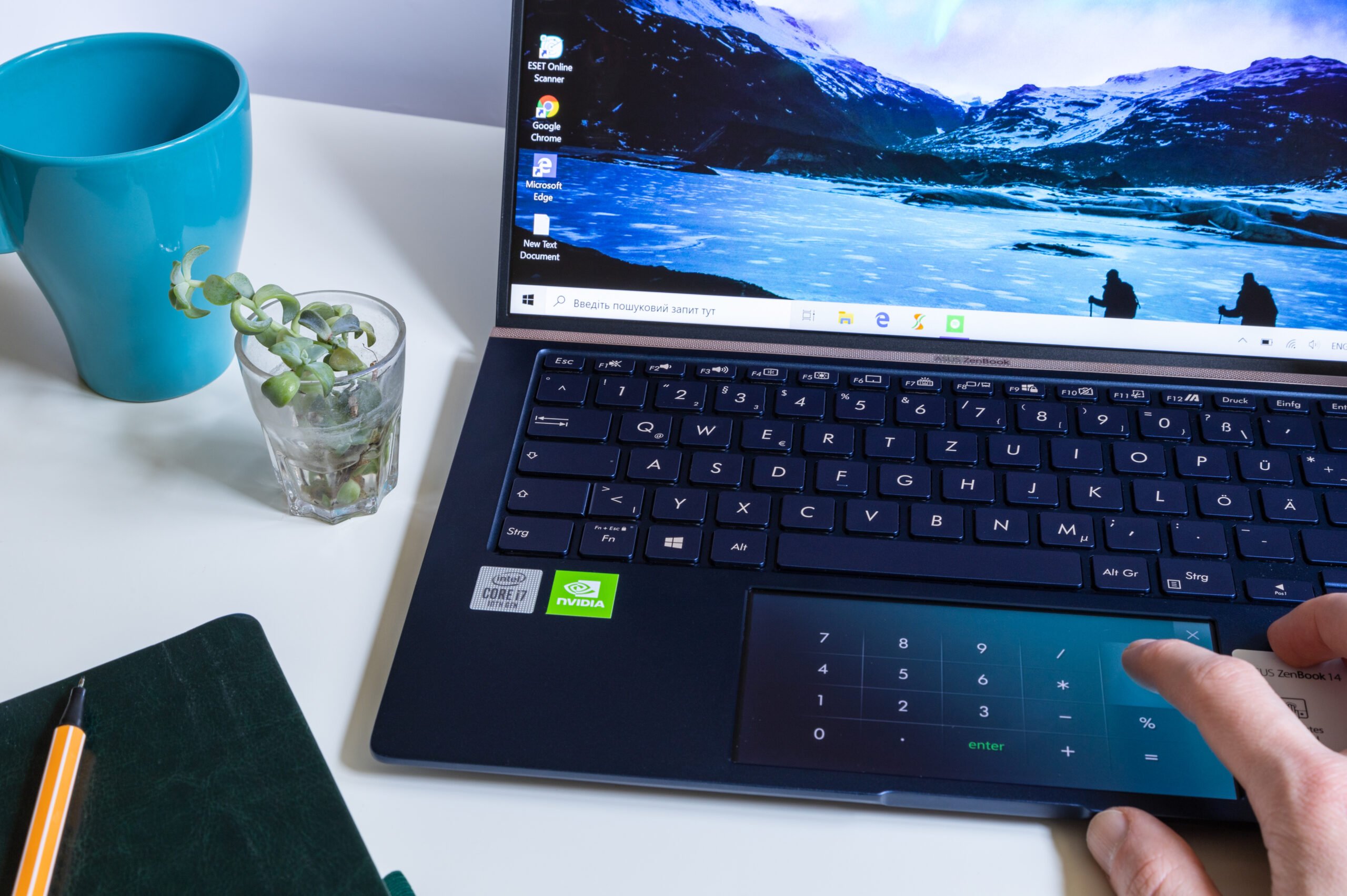 Koniec wsparcia Windows 10. Laptop położony na biurku