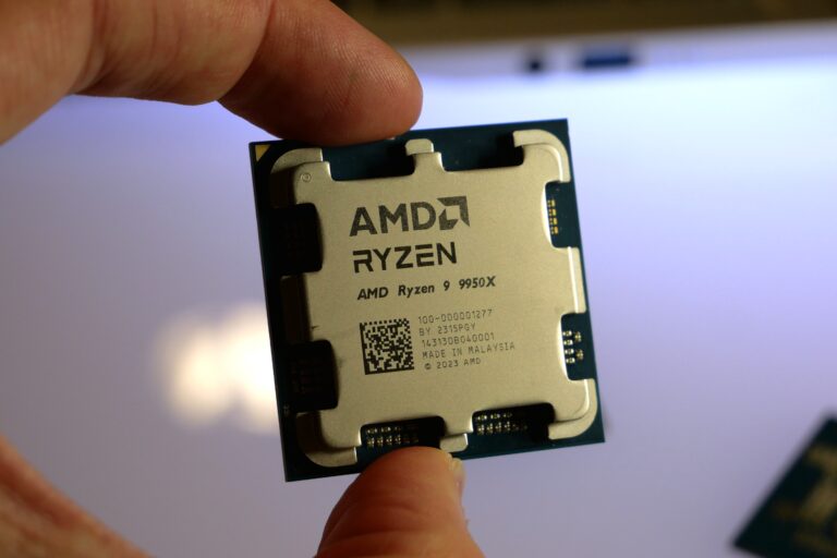 Procesor AMD Ryzen 9 9950X trzymany w ręku.