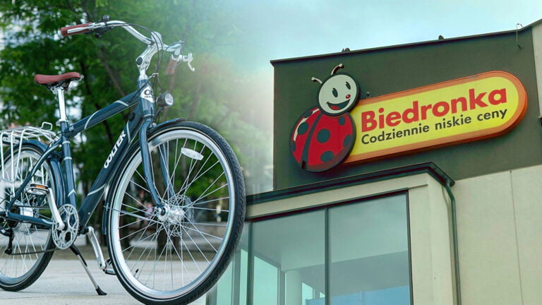 Rower i fasada sklepu Biedronka z logo i napisem "Codziennie niskie ceny".