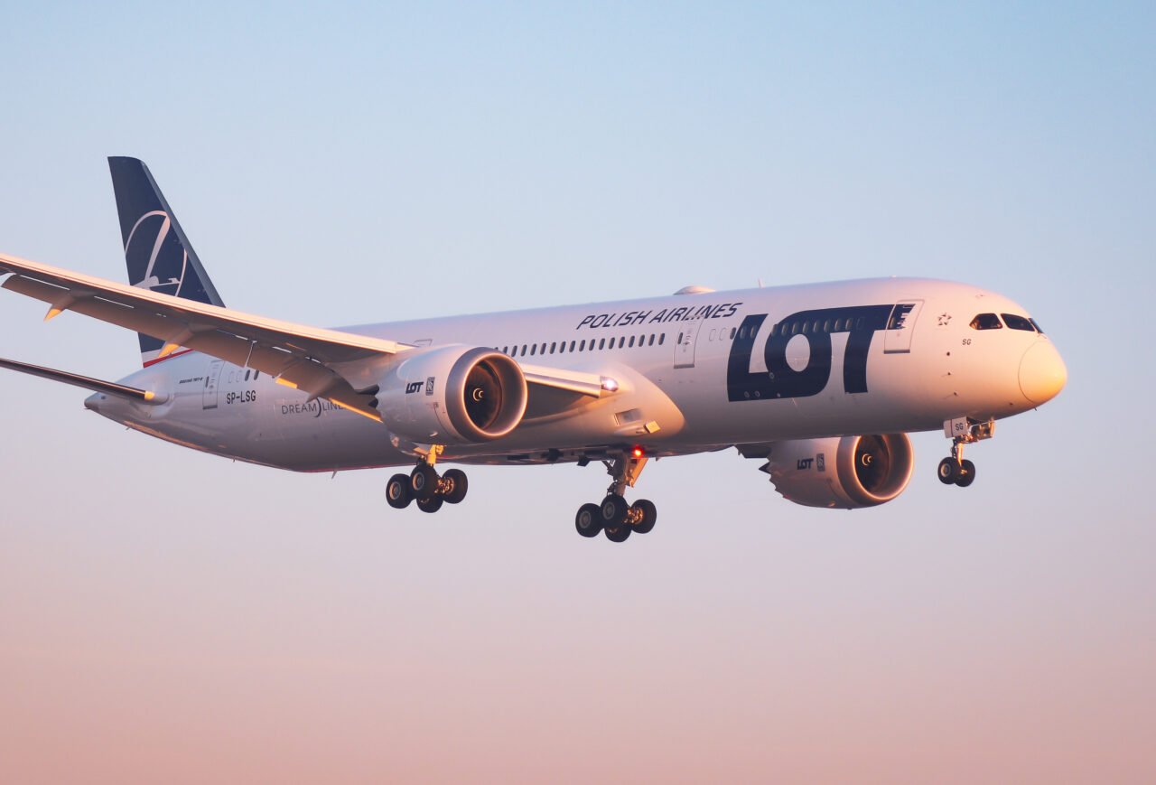 Samolot LOT Polish Airlines Dreamliner podczas lotu.