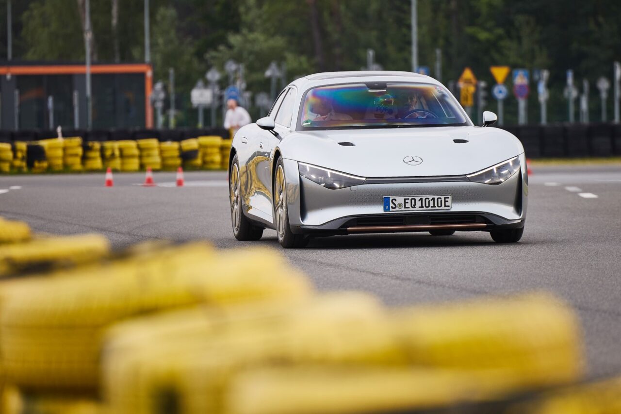 Samochód Mercedes-Benz EQS 2023 na torze wyścigowym, widok z przodu.