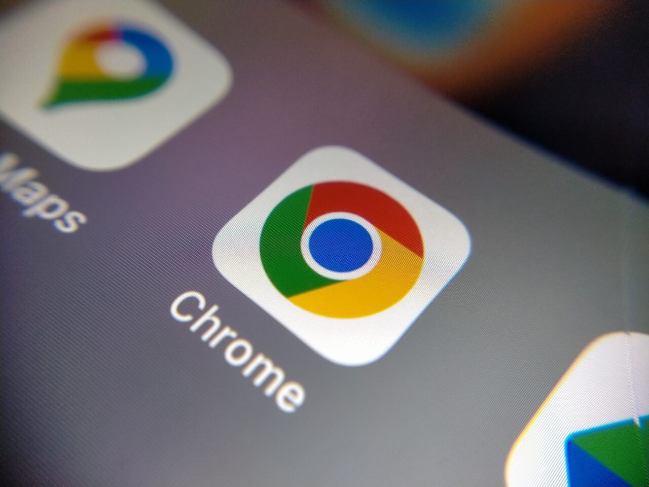 Ikona aplikacji Google Chrome na ekranie smartfona.