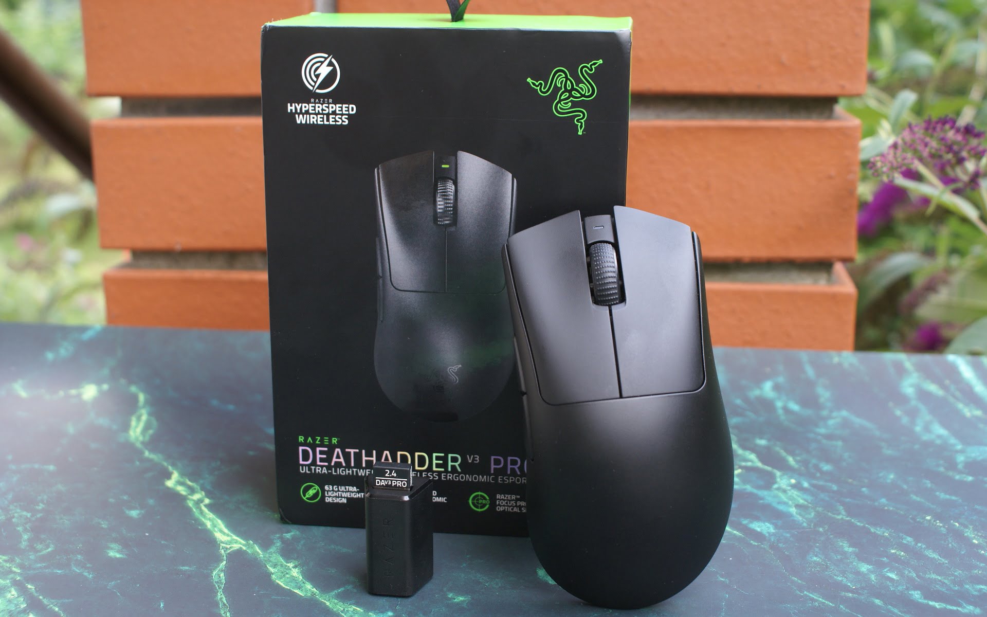 Razer DeathAdder V3 Pro myszka bezprzewodowa przed pudełkiem.