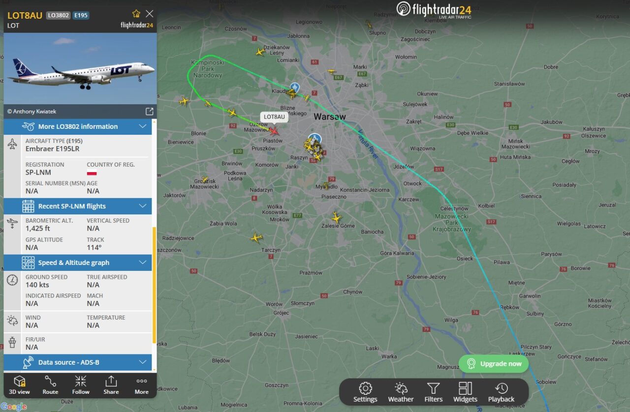 Gdzie jest samolot? Ekran Flightradar24 przedstawiający lot samolotu LOT8AU nad Warszawą, typ samolotu to Embraer E195LR, numer rejestracyjny SP-LNM.