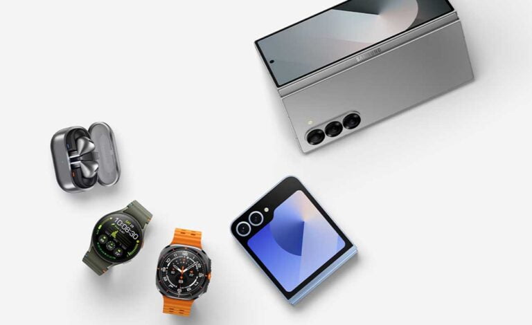 Słuchawki douszne, dwa inteligentne zegarki, składany smartfon oraz telefon z klapką na białym tle.