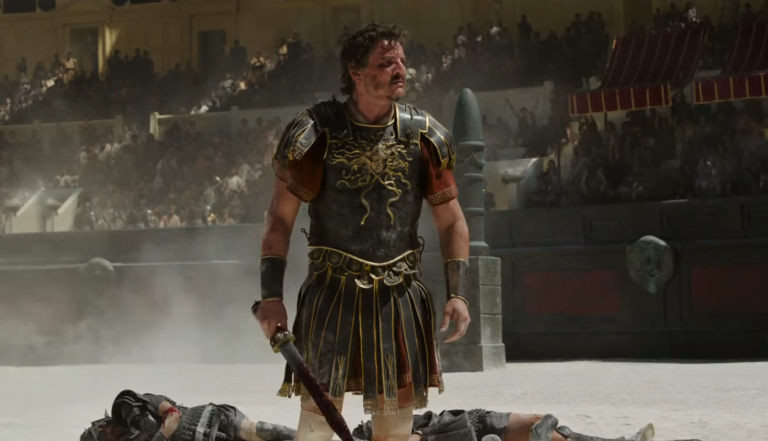 Gladiator trzymający zakrwawiony miecz stoi na arenie w otoczeniu martwych przeciwników, a w tle znajduje się tłum widzów.