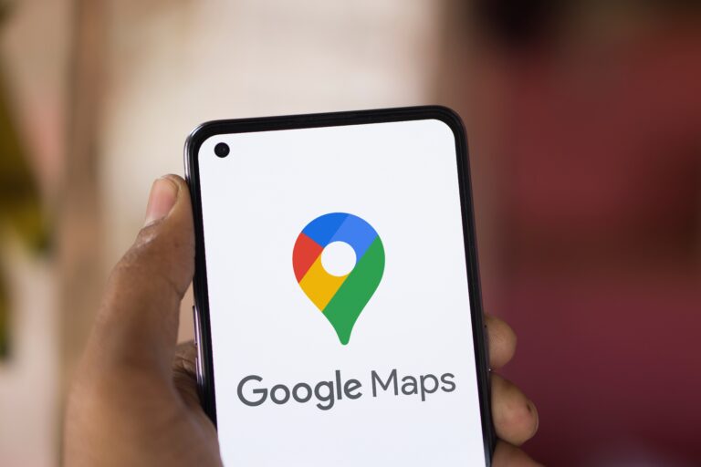 Aplikacja Google Maps otwarta na smartfonie trzymanym w dłoni.