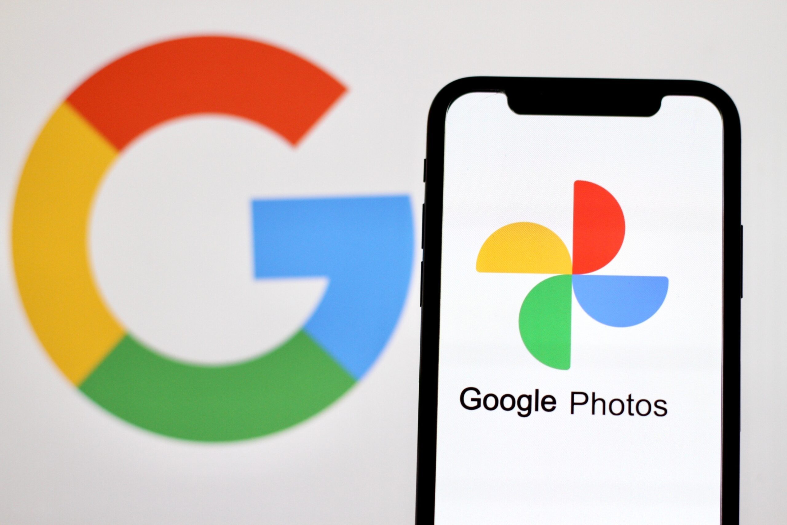 Logo Google i aplikacji Google Photos na ekranie smartfona.