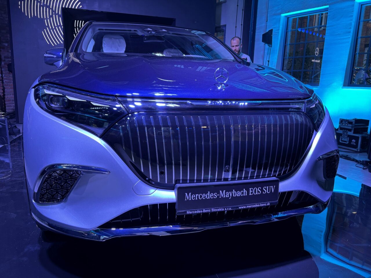 Mercedes-Maybach EQS SUV na wystawie, przód pojazdu z dużym grillem i reflektorami LED.