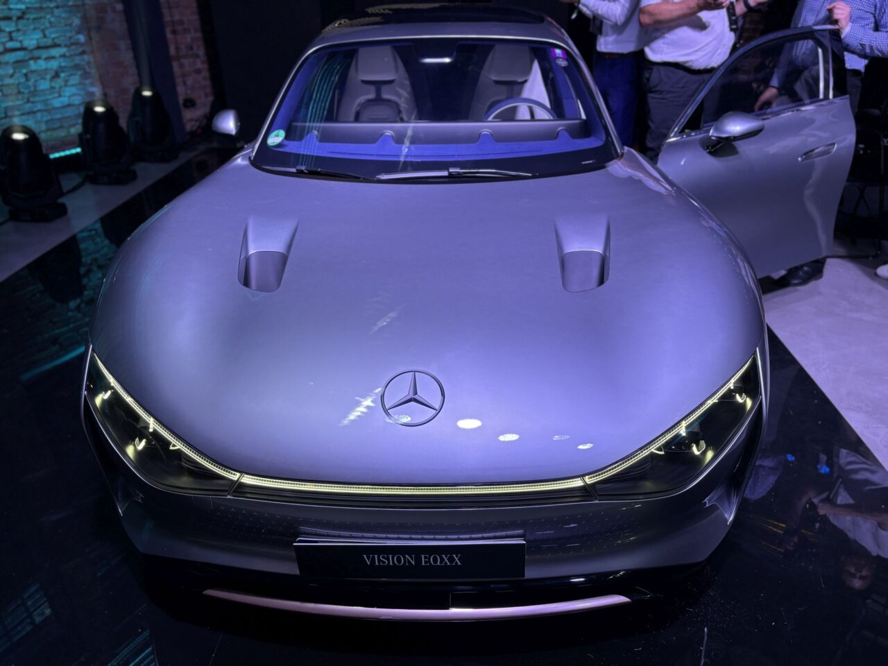 Srebrny samochód koncepcyjny Mercedes VISION EQXX na ekspozycji.