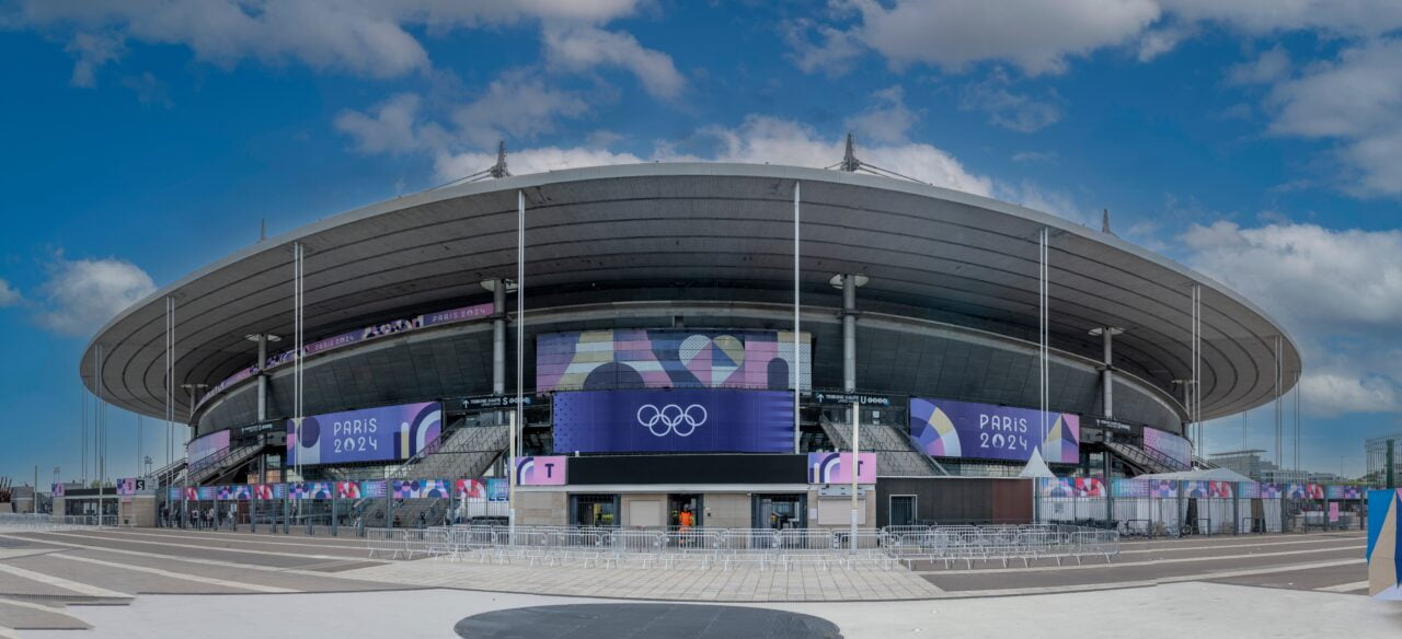 Stadion z bannerami promującymi Letnie Igrzyska Olimpijskie w Paryżu 2024.