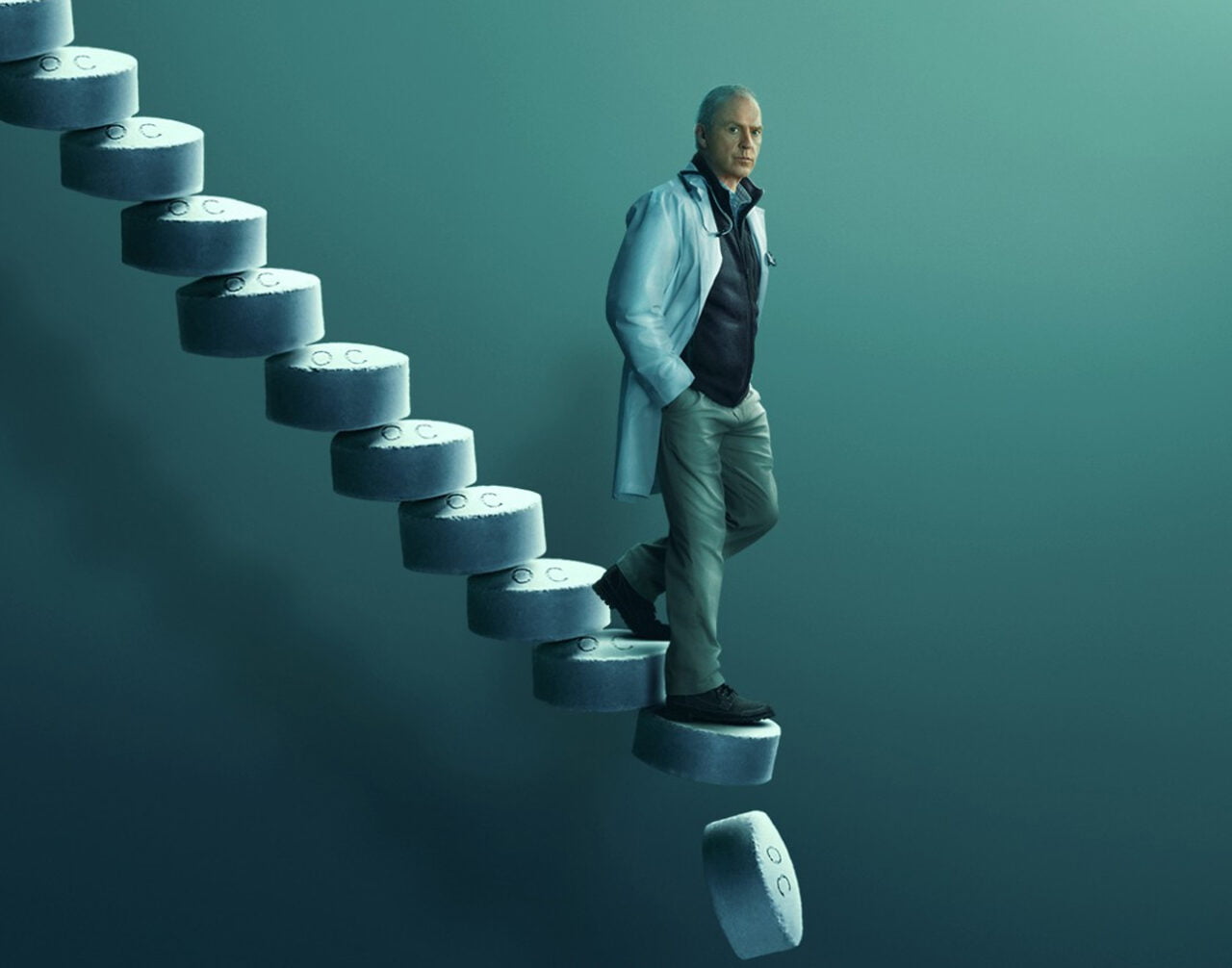 Mężczyzna w białym fartuchu stoi na schodach zrobionych z tabletek.