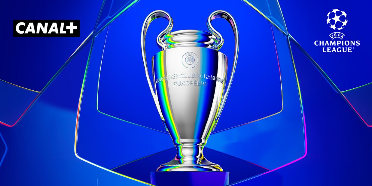 Puchar Ligi Mistrzów UEFA na niebieskim tle, logo Canal+ po lewej stronie, logo Ligi Mistrzów UEFA po prawej stronie. Sport w streamingu