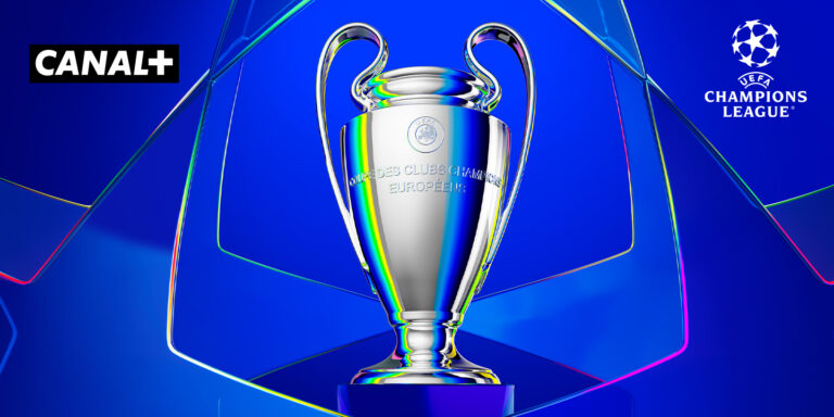 Puchar Ligi Mistrzów UEFA na niebieskim tle, logo Canal+ po lewej stronie, logo Ligi Mistrzów UEFA po prawej stronie.