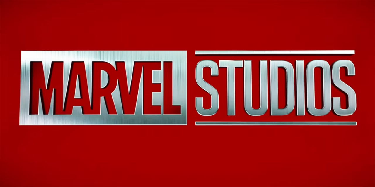 Logo Marvel Studios na czerwonym tle.
