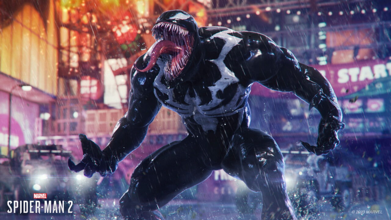 Venom z szeroko otwartymi ustami i widocznym językiem, w deszczowej, miejskiej scenerii, grafika promująca "Marvel Spider-Man 2".